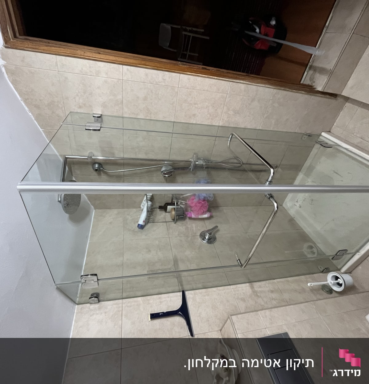 מקלחון זכוכית עם ראש מקלחת ומדף סבון